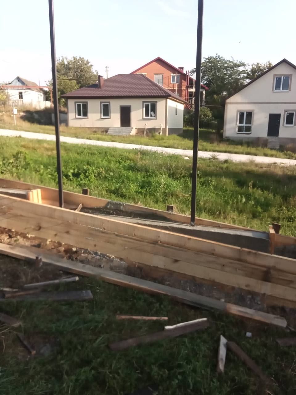 Строительство опалубки и заливка бетоном для забора — фото 4