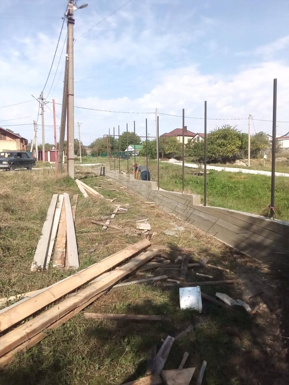 Строительство опалубки и заливка бетоном для забора — фото 5