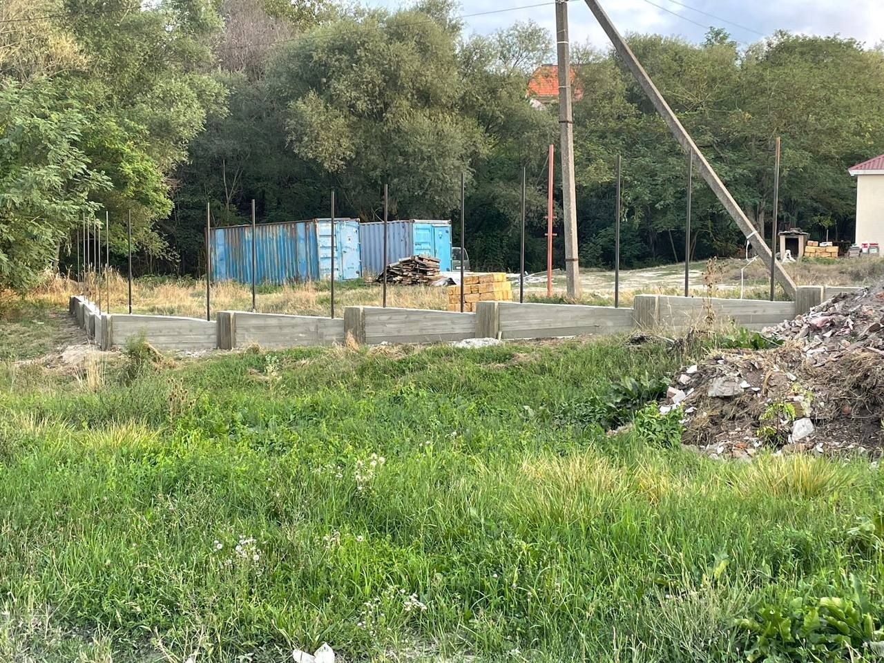 Строительство опалубки и заливка бетоном для забора — фото 6