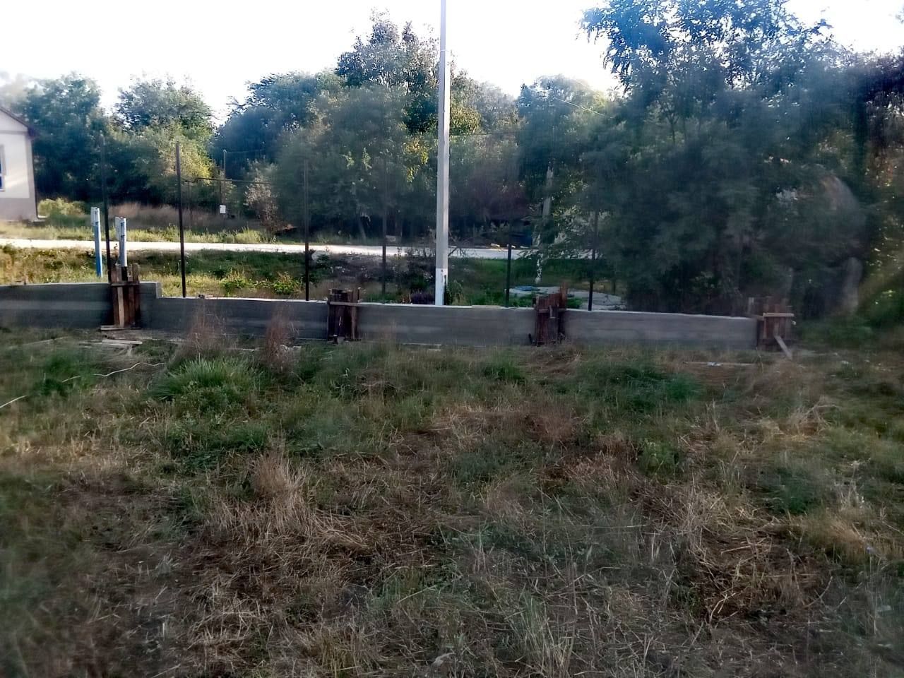 Строительство опалубки и заливка бетоном для забора — фото 9